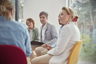 Zuhörer in einer Gruppentherapiesitzung - CAIF07486