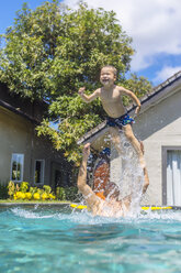 Vater und Sohn haben Spaß im Schwimmbad - KNTF01095