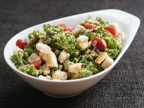 Grünkohl-Quinoa-Caesar-Salat, lizenzfreies Stockfoto