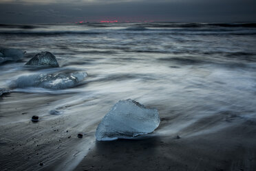 Eis auf stürmischem, kaltem Meeresstrand, Island - CAIF07508