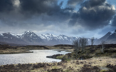 Landschaftlich reizvoller Fluss und Blick auf die Black Mountains, Rannoch Moor, Schottland - CAIF07510