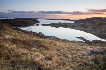 Ruhige Meeresbucht bei Sonnenuntergang, Schottland - CAIF07517