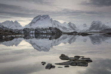 Reflexion einer schneebedeckten Bergkette in einem ruhigen See, Norwegen - CAIF07518