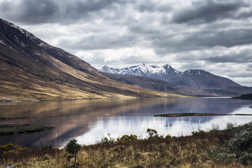 Landschaftliche Aussicht auf Berge und See, Isle of Skye, Schottland - CAIF07519