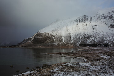 Schneebedeckte Berge über einem kalten See, Norwegen - CAIF07520