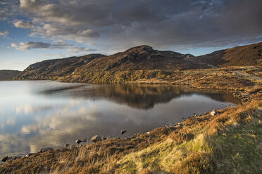 Sonnige, ruhige Aussicht auf Hügel und Bucht, Schottland - CAIF07521