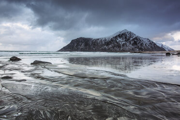 Schneebedeckte Felsformation am kalten Meeresstrand, Skagsanden Beach, Lofoten, Norwegen - CAIF07527