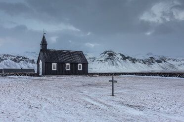 Kirche und Friedhof in verschneiter abgelegener Berglandschaft, Budir, Snaefellsnes, Island - CAIF07528