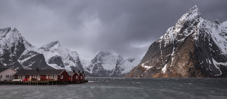 Schneebedeckte Bergkette über dem Fischerdorf Hamnoya, Lofoten, Norwegen - CAIF07529