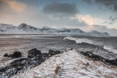 Schneebedeckte Bergkette über dem kalten Meer, Budir, Snaefellsnes, Island - CAIF07535