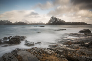 Landschaftliche Aussicht auf Berge und kaltes, zerklüftetes Meer, Vagje Lofoten Inseln, Norwegen - CAIF07536