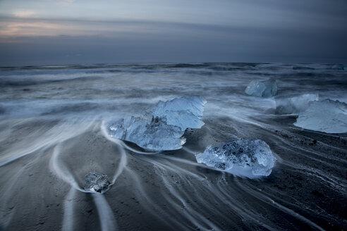 Langzeitbelichtung von Eis am kalten, stürmischen Meeresstrand, Jokulsarlon, Island - CAIF07539