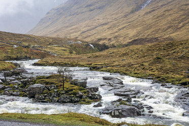 Sich schlängelnder Fluss durch Hochlandlandschaft, Glen Etive, Argyll, Schottland - CAIF07541