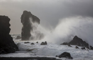 Meereswellen brechen gegen Felsformationen, Londrangar, Snaefellsnes, Island - CAIF07549