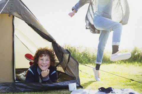 Porträt lächelnder Junge im Zelt, lizenzfreies Stockfoto