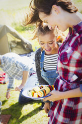 Mutter und Tochter mit Gemüsespießchen auf dem Campingplatz - CAIF07564