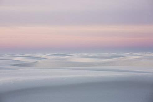 Sonnenuntergang über einer ruhigen weißen Sanddüne, White Sands, New Mexico, Vereinigte Staaten - CAIF07586