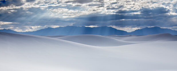 Sonnenstrahlen über ruhigen weißen Sanddünen, White Sands, New Mexico, Vereinigte Staaten - CAIF07589