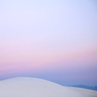 Rosa Sonnenuntergang Himmel über weißen Sand Düne, White Sands, New Mexico, Vereinigte Staaten - CAIF07591