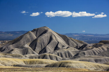 Blauer Himmel und Wolken über Badlands, Colorado, Vereinigte Staaten - CAIF07603