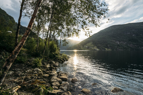 Sonnenuntergang über einem ruhigen See, Norwegen - CAIF07605
