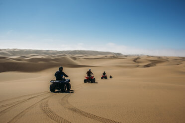 Freunde fahren mit Quads in der sonnigen Wüste, Swakopmund, Namibia - CAIF07607