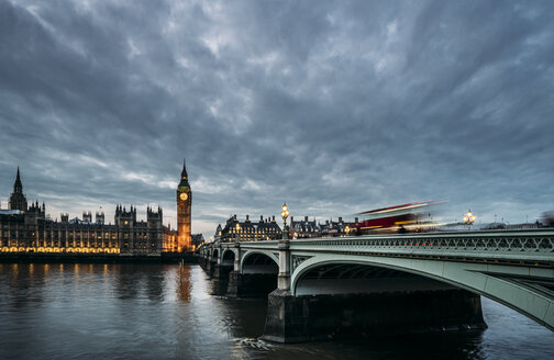 Wolken über Big Ben und Houses of Parliament, London, Vereinigtes Königreich - CAIF07609