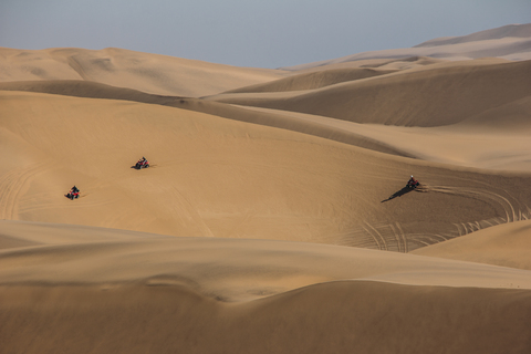 Freunde fahren Quad in der Wüste, Swakopmund, Namibia, lizenzfreies Stockfoto