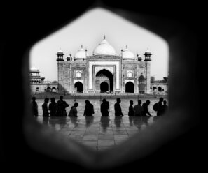 Silhouette von Menschen vor dem Taj Mahal, Agra, Indien - CAIF07617