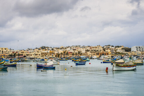 Boote beim Anlegen vor der Stadt am Wasser, Marsaxlokk, Malta - CAIF07623