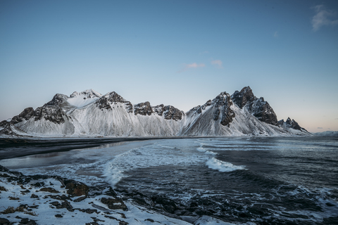 Eisiger Strand und Berge, Hofn, Island, lizenzfreies Stockfoto