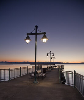 Ruhige Seebrücke bei Sonnenuntergang - CAIF07632