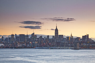 Skyline von New York City, New York, Vereinigte Staaten - CAIF07633