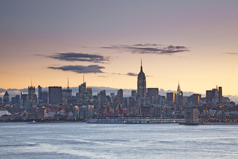 Skyline von New York City, New York, Vereinigte Staaten - CAIF07633