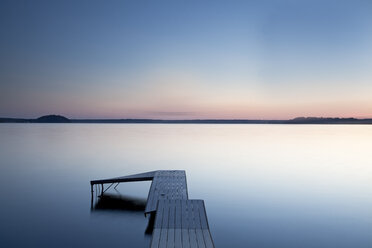 Dock über stillen See, Saratoga Lake, New York, Vereinigte Staaten - CAIF07640