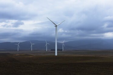 Windpark in einem Tal, Andaluc'a, Spanien - CAIF07642