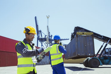 Arbeiter in der Nähe von Frachtcontainern - CAIF07647