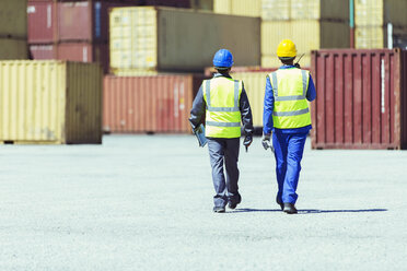 Arbeiter in der Nähe von Frachtcontainern - CAIF07673