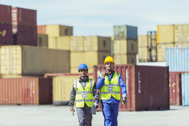 Arbeiter und Geschäftsmann in der Nähe von Frachtcontainern - CAIF07674