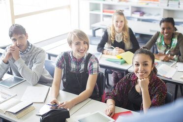 Teenager lernen im Klassenzimmer - CAIF07680