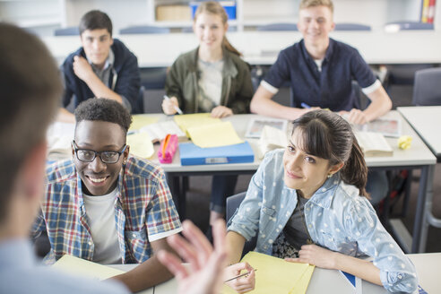 Fröhliche High School-Schüler sitzen im Klassenzimmer - CAIF07685