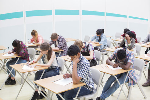 Schüler schreiben ihre GCSE-Prüfung im Klassenzimmer - CAIF07689