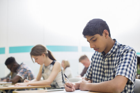 Schüler schreiben ihre GCSE-Prüfung im Klassenzimmer - CAIF07690