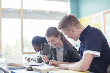 Schüler sitzen im Klassenzimmer während des Unterrichts - CAIF07694