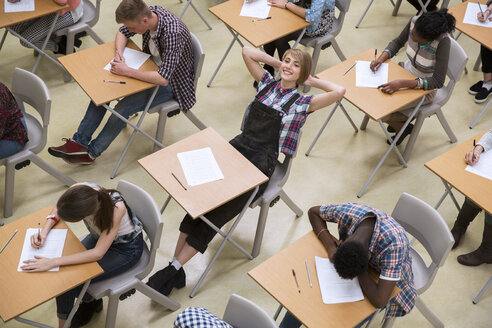 Schüler schreiben ihre GCSE-Prüfung im Klassenzimmer - CAIF07698