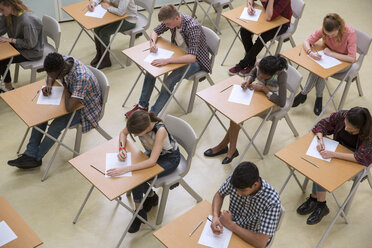 Erhöhter Blick auf Schüler, die ihre GCSE-Prüfung schreiben - CAIF07700