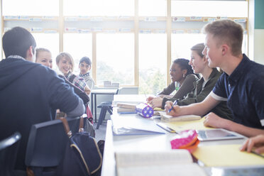 Schüler sprechen während des Unterrichts im Klassenzimmer - CAIF07712
