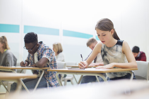 Schüler schreiben ihre GCSE-Prüfung im Klassenzimmer - CAIF07713