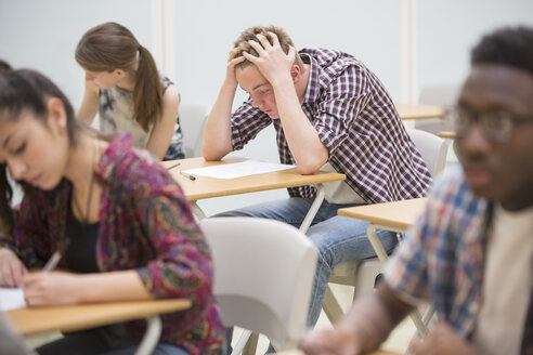Schüler schreiben ihre GCSE-Prüfung im Klassenzimmer - CAIF07716
