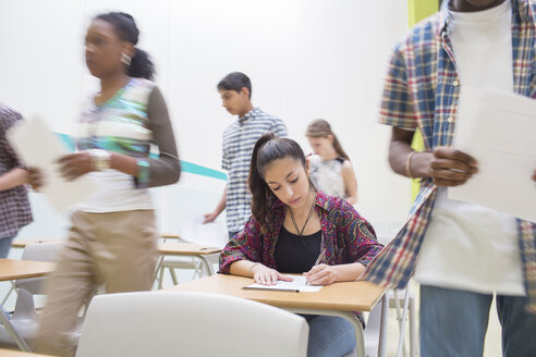 Schüler schreiben ihre GCSE-Prüfung im Klassenzimmer - CAIF07717